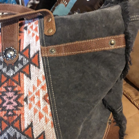 Myra weekend bag BRAND NEW W/O tags. Large or extra large weekend. - Picture 7 of 9